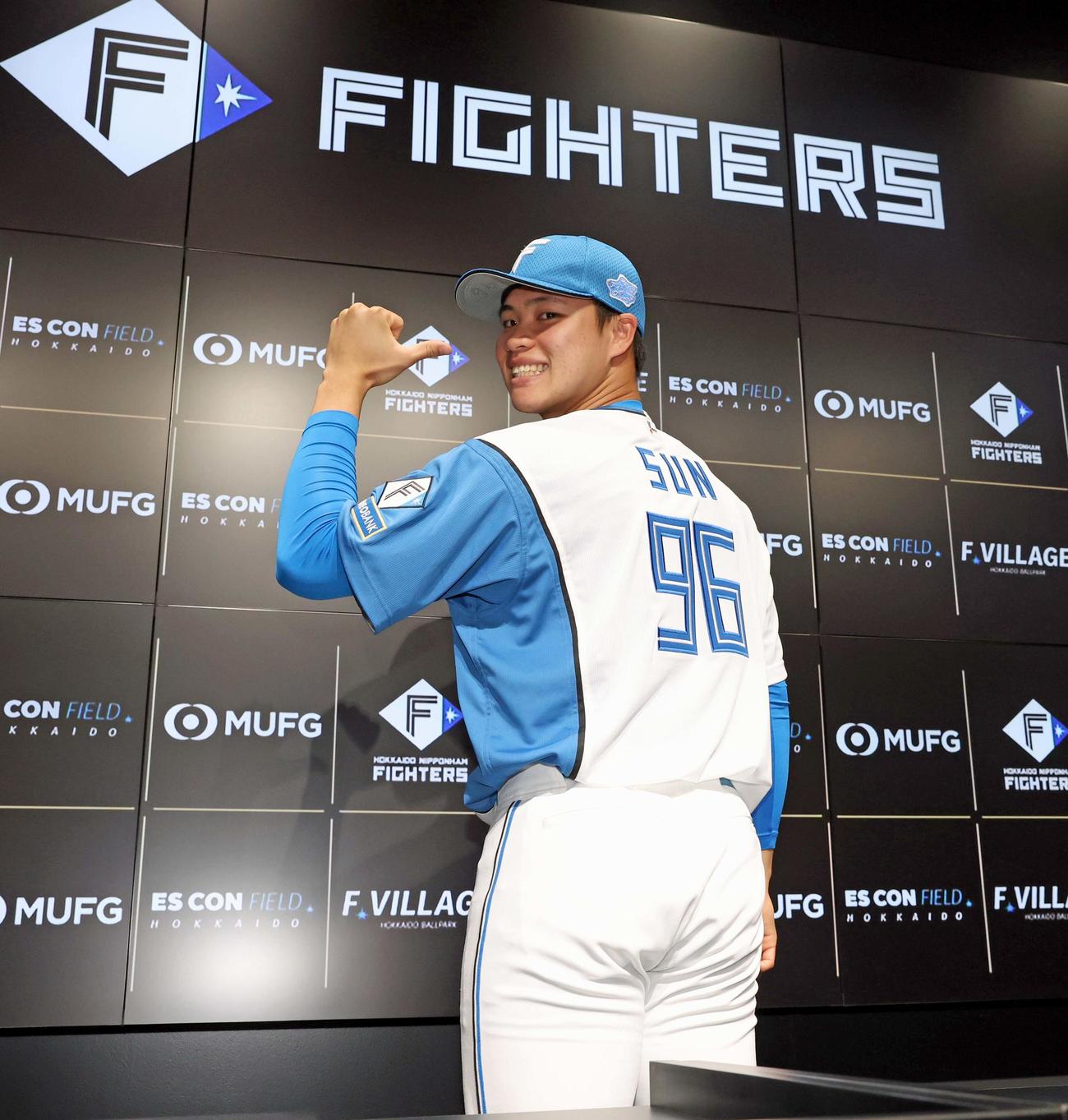 支配下登録され背番号96を披露する日本ハム孫易磊（撮影・黒川智章）