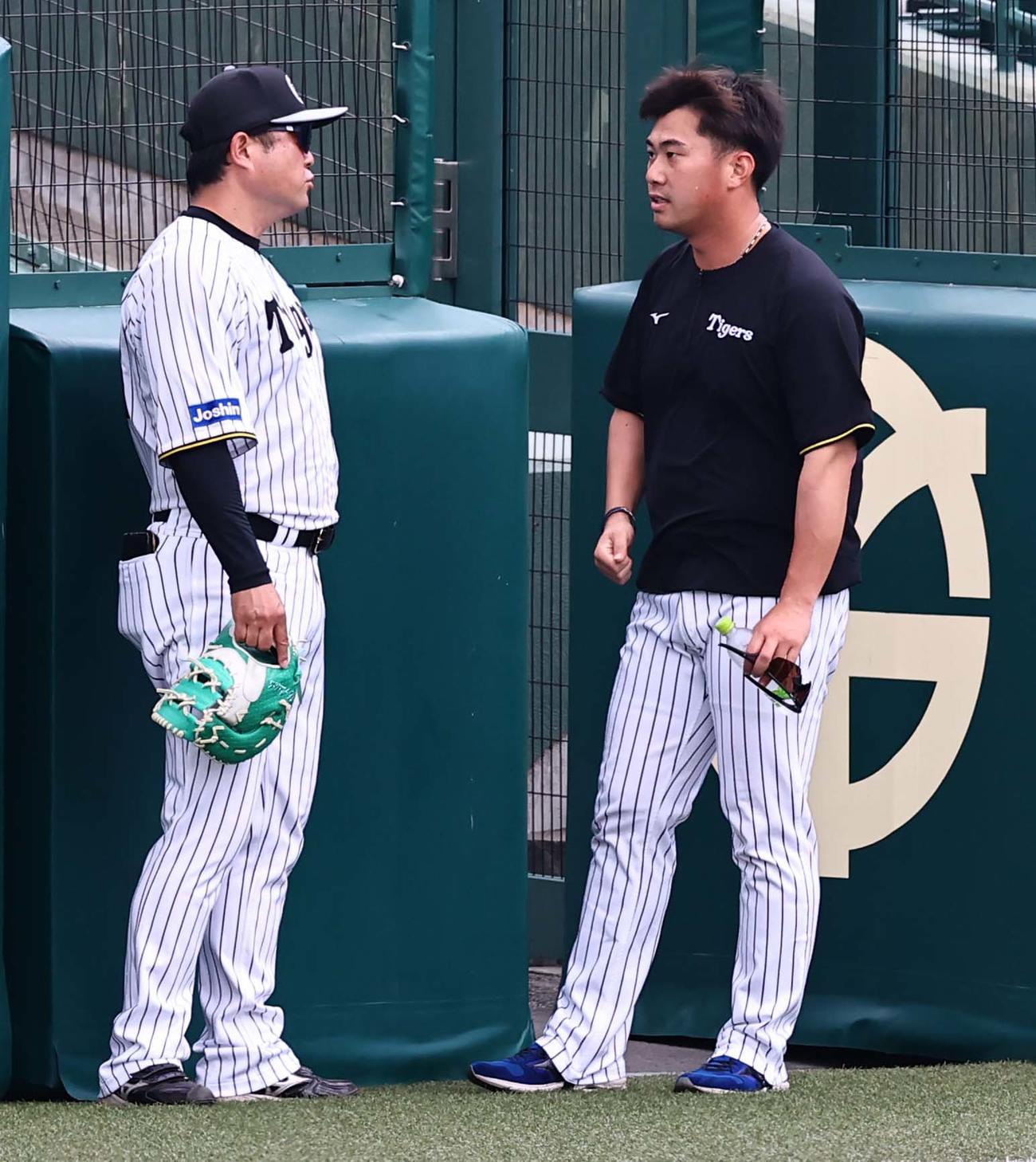 阪神対巨人　安藤コーチ（左）と話をする桐敷（撮影・上田博志）