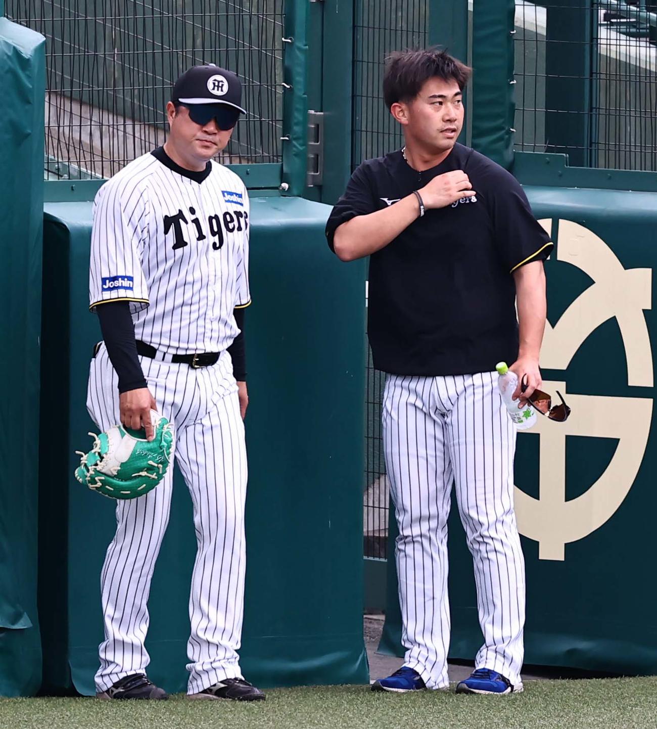 阪神対巨人　安藤コーチ（左）と話をする桐敷（撮影・上田博志）