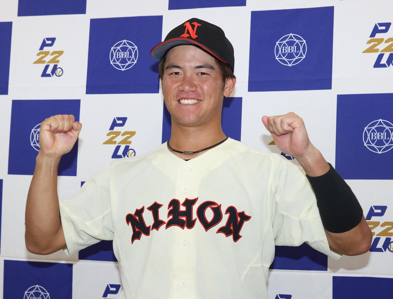 亜大対日大　決勝本塁打の日大・山中はガッツポーズする（撮影・柴田隆二）
