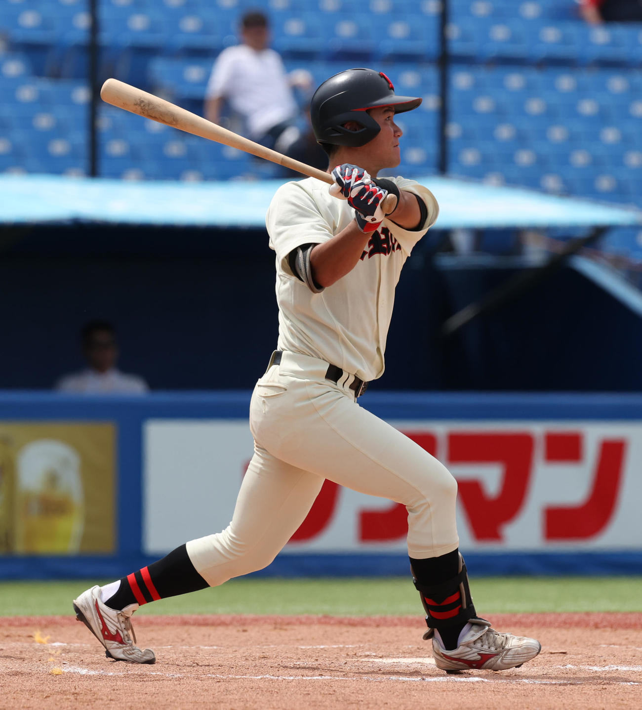亜大対日大　6回裏日大2死一、二塁、山中は中越えに本塁打を放つ（撮影・柴田隆二）