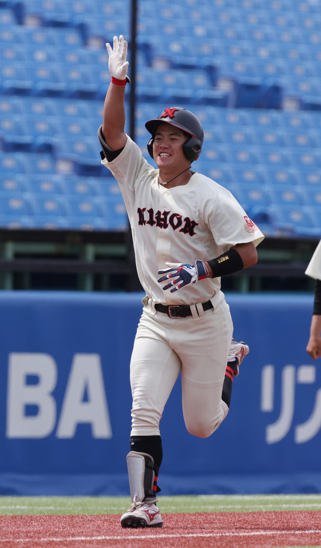 亜大対日大　6回裏日大2死一、二塁、山中は中越えに本塁打を放ち生還する（撮影・柴田隆二）