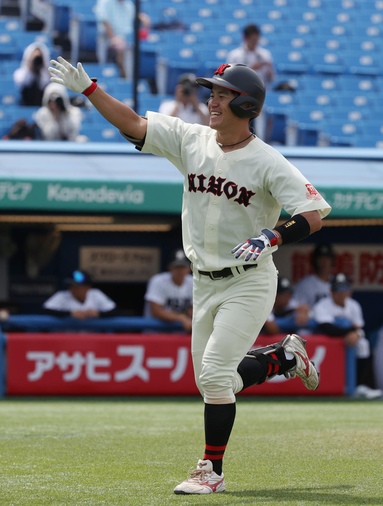 亜大対日大　6回裏日大2死一、二塁、山中は中越えに本塁打を放ち生還する（撮影・柴田隆二）