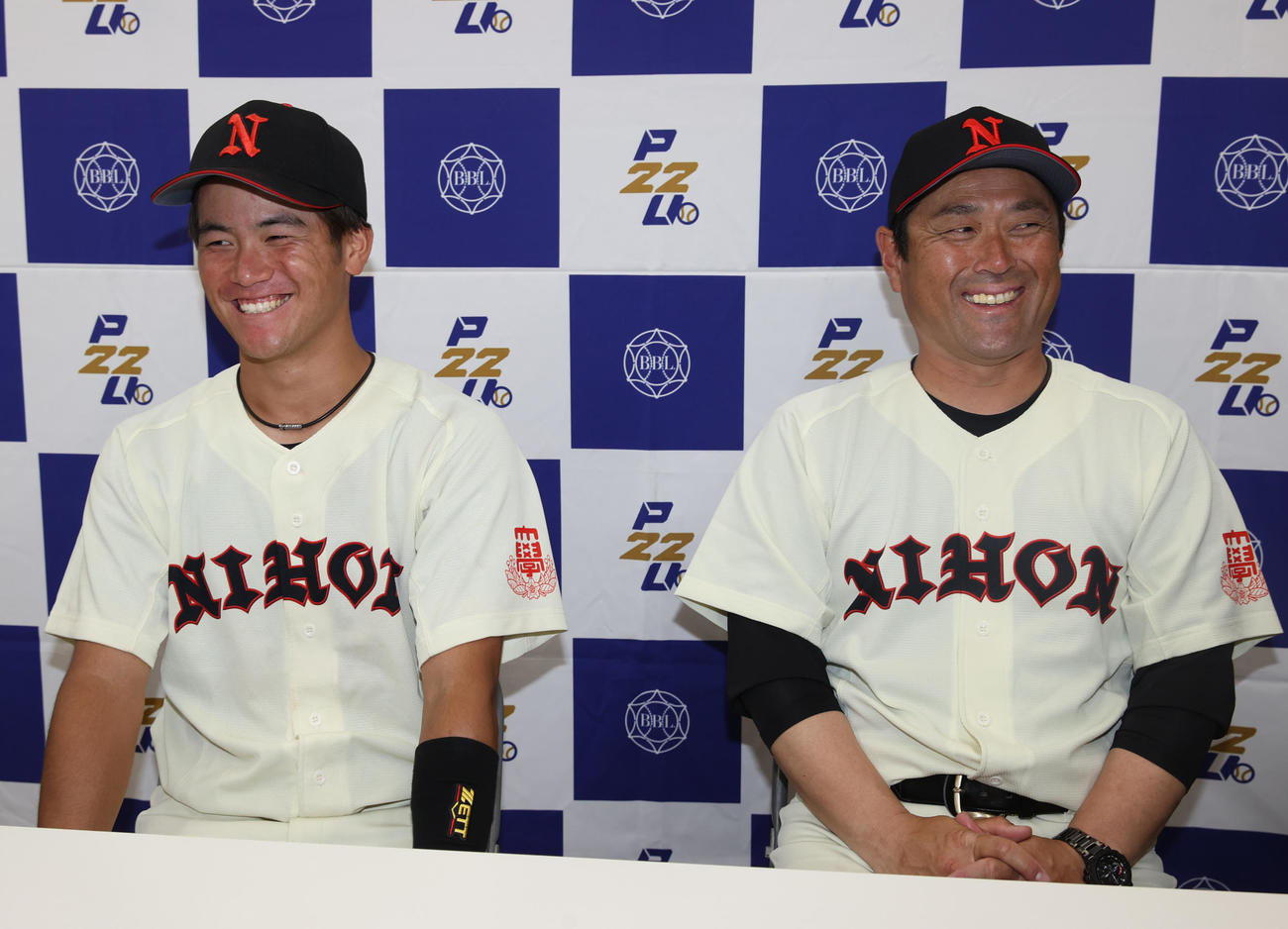 亜大対日大　決勝本塁打の日大・山中（左）と片岡監督は笑顔で会見する（撮影・柴田隆二）