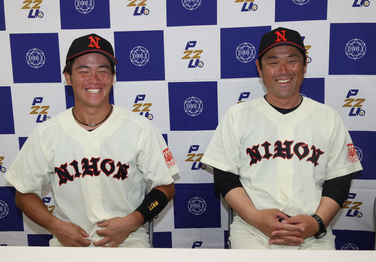 亜大対日大　決勝本塁打の日大・山中（左）と片岡監督は笑顔で会見する（撮影・柴田隆二）
