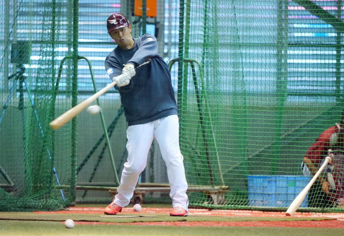 楽天対西武　試合前打撃練習に臨む楽天浅村（撮影・垰建太）
