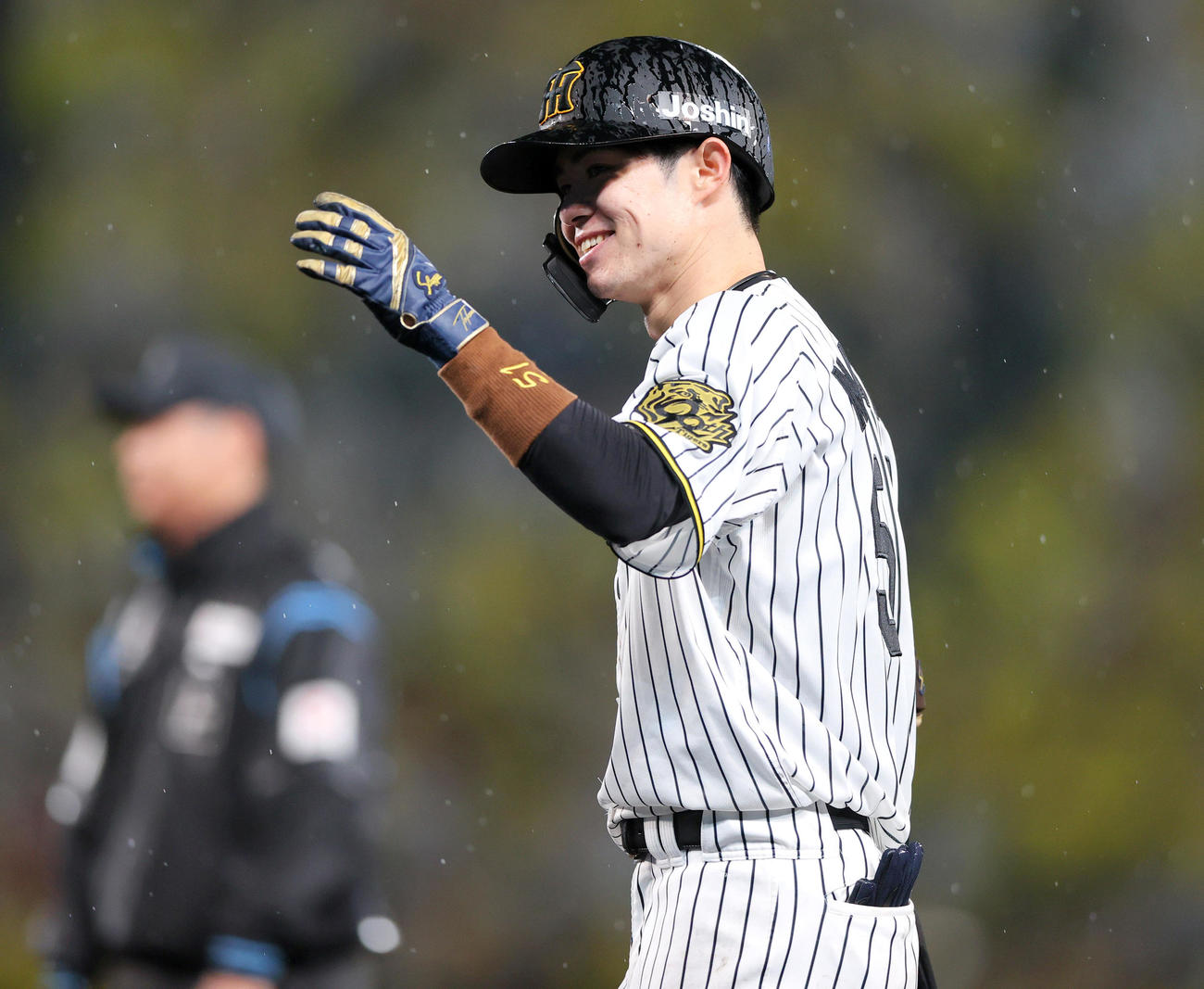 阪神対巨人　7回裏阪神2死三塁、中野は三塁適時内野安打を放ち笑顔を見せる（2025年5月21日撮影）