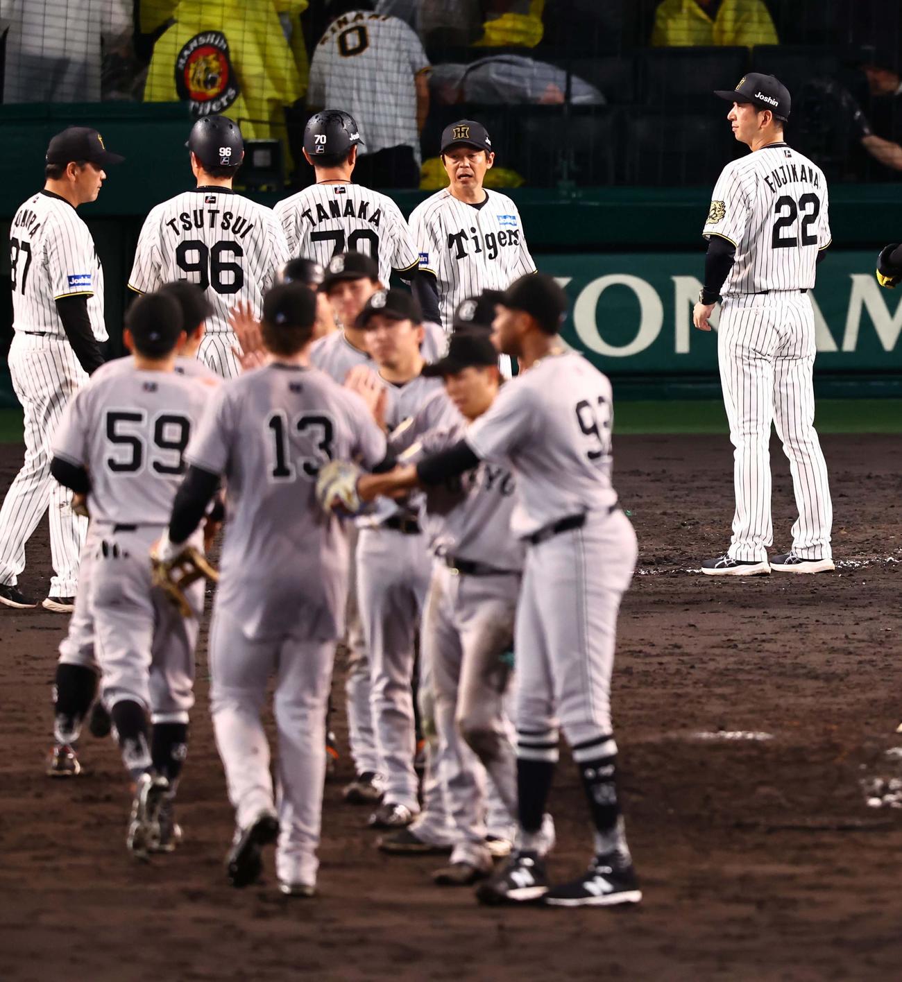 阪神対巨人　巨人に敗れた藤川監督（右）はファンにあいさつする（2025年5月21日撮影）