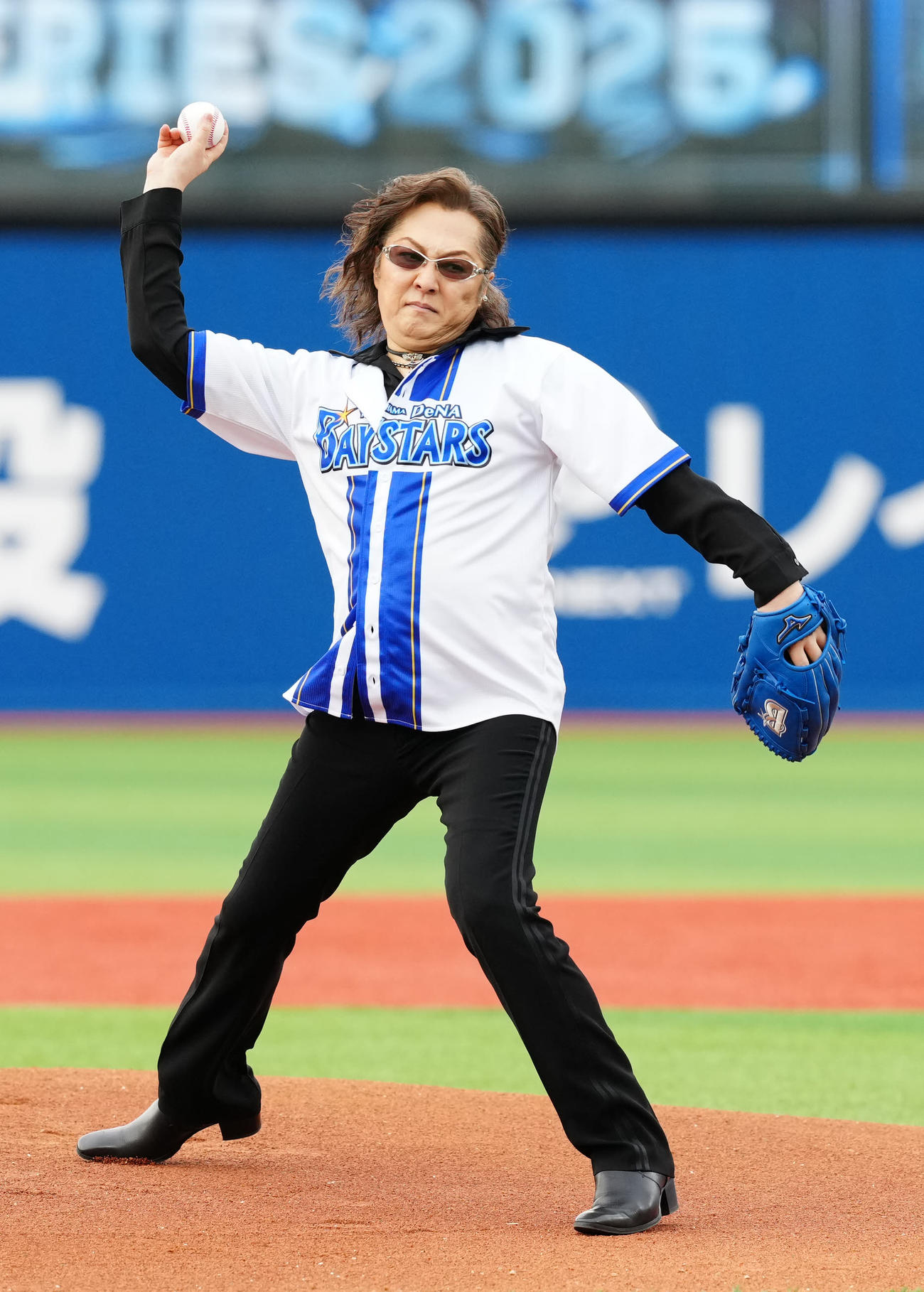 DeNA対中日　試合前、セレモニアルピッチに臨む石井竜也（撮影・江口和貴）