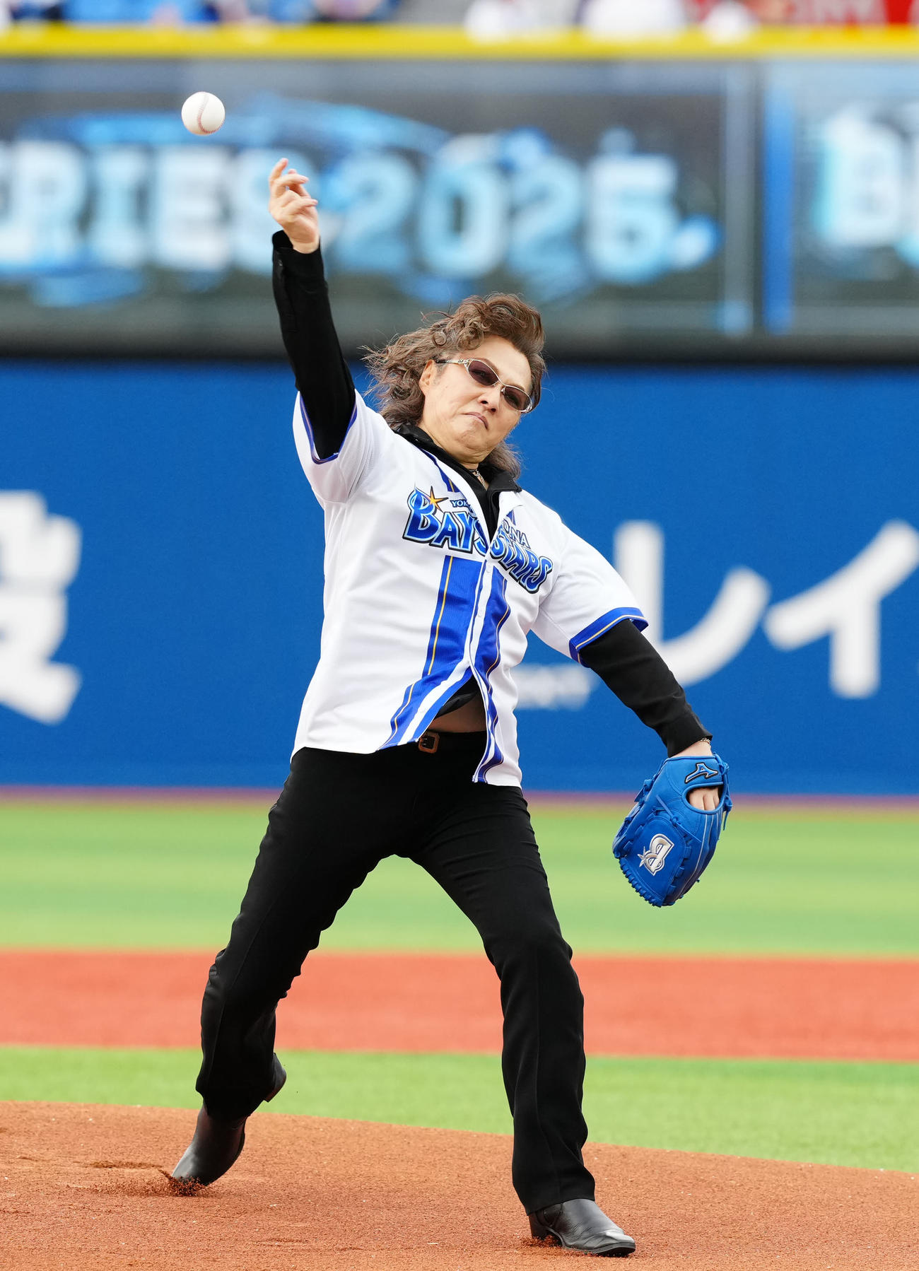 DeNA対中日　試合前、セレモニアルピッチに臨む石井竜也（撮影・江口和貴）