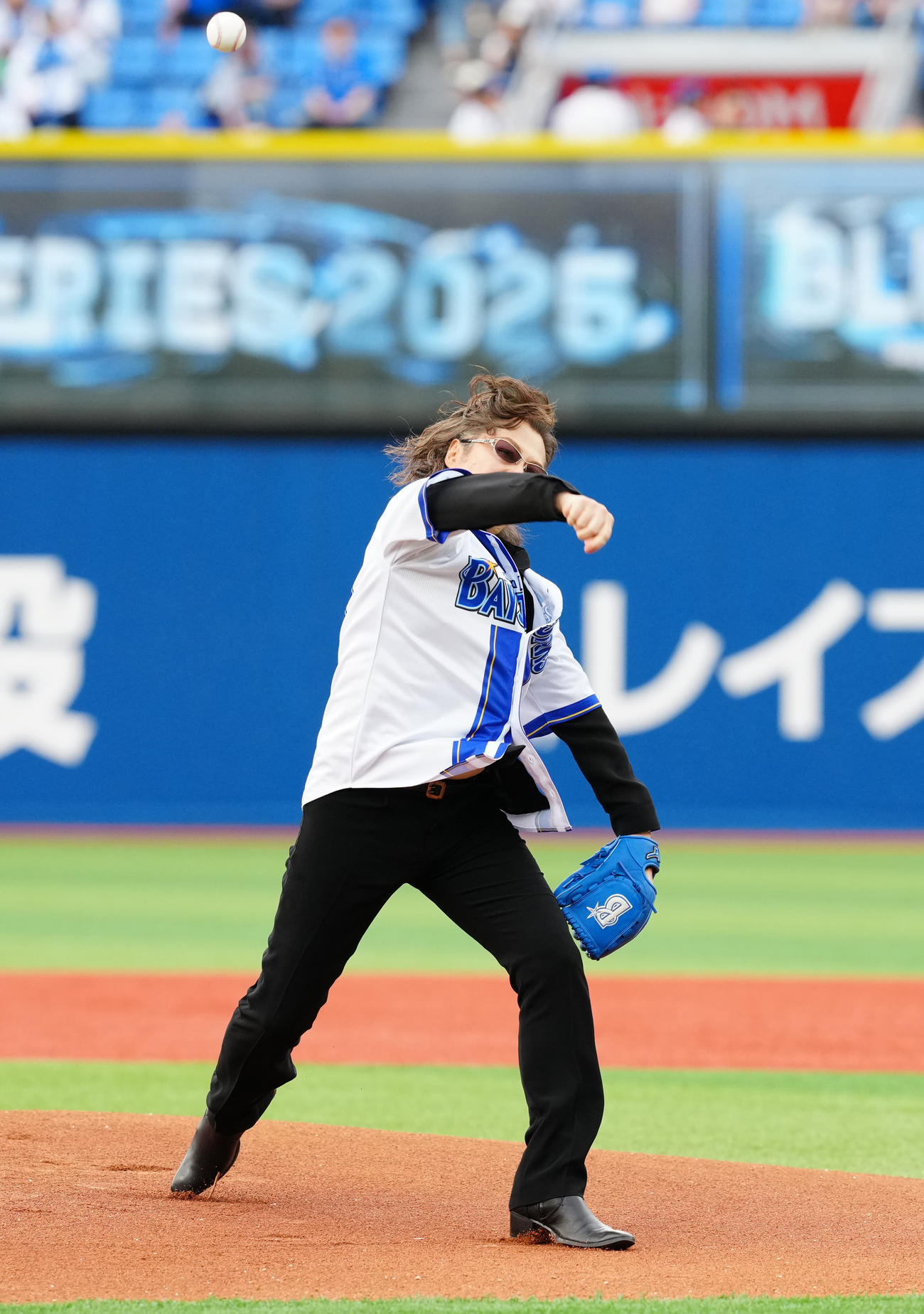 DeNA対中日　試合前、セレモニアルピッチに臨む石井竜也（撮影・江口和貴）