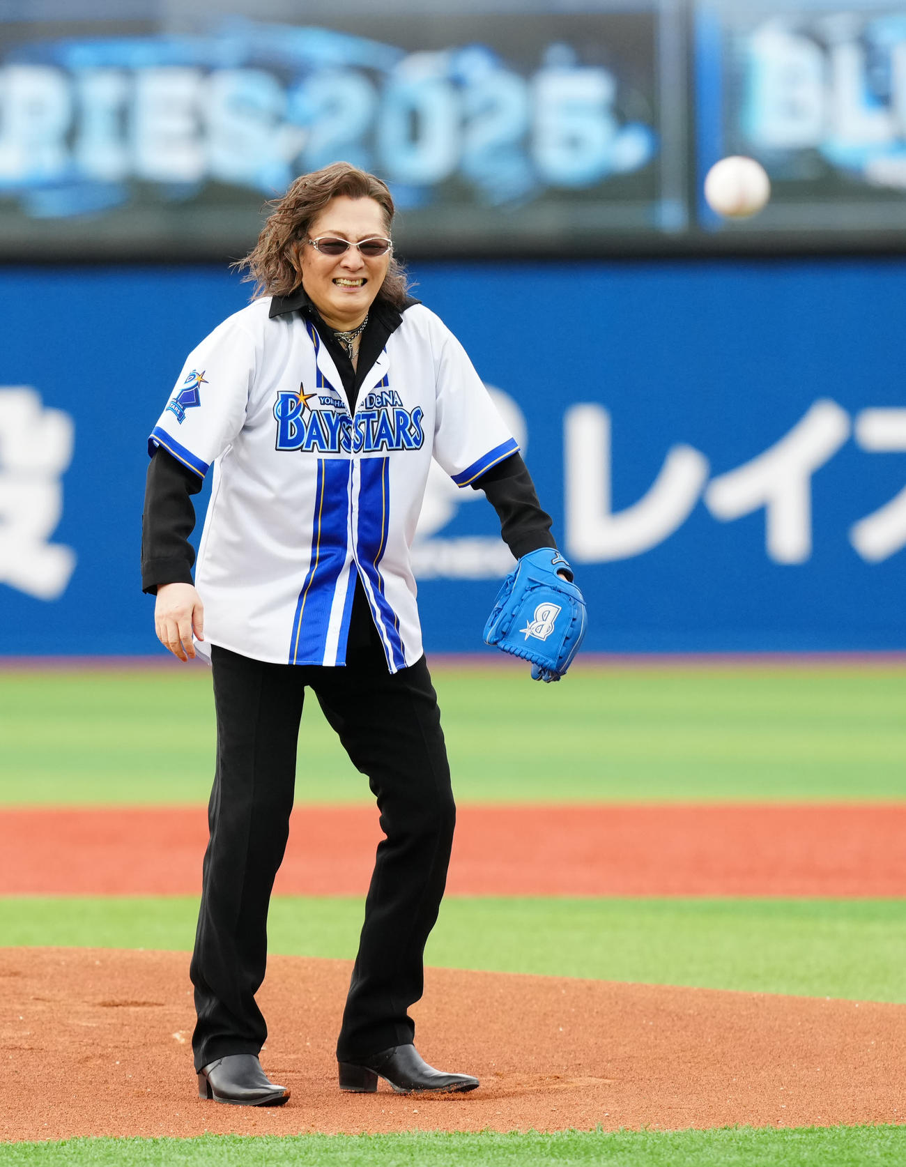 DeNA対中日　試合前、セレモニアルピッチに臨む石井竜也（撮影・江口和貴）