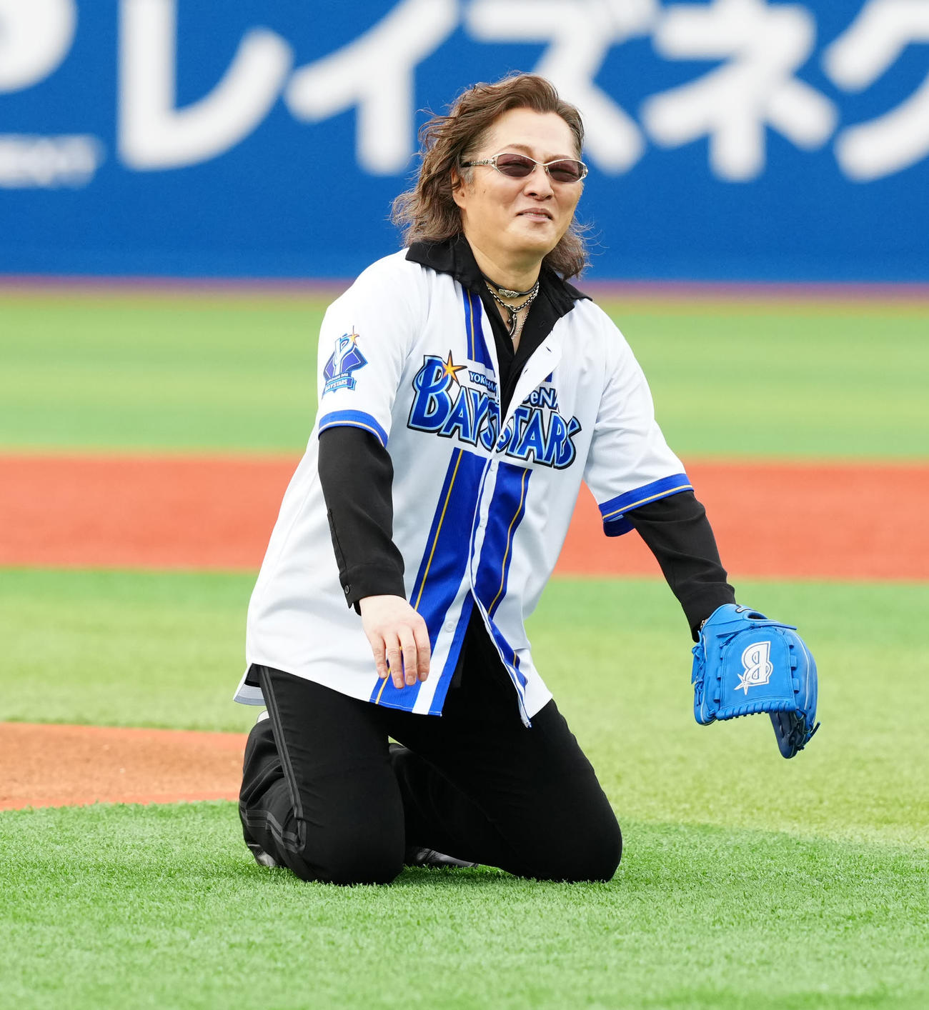 DeNA対中日　試合前、セレモニアルピッチに臨み、土下座する石井竜也（撮影・江口和貴）