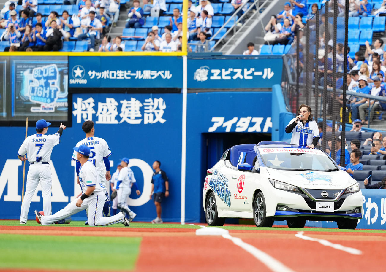 DeNA対中日　試合前、リリーフカーに乗って登場する石井竜也（撮影・江口和貴）