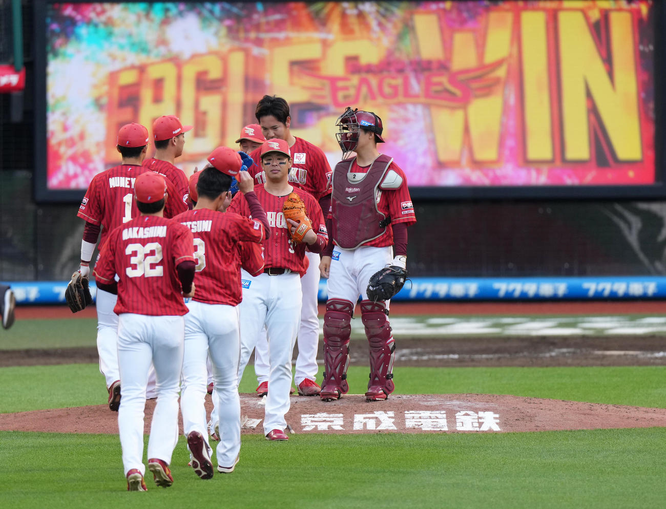 楽天対日本ハム　日本ハムに勝利しタッチを交わす楽天浅村栄斗（中央）ら（撮影・足立雅史）