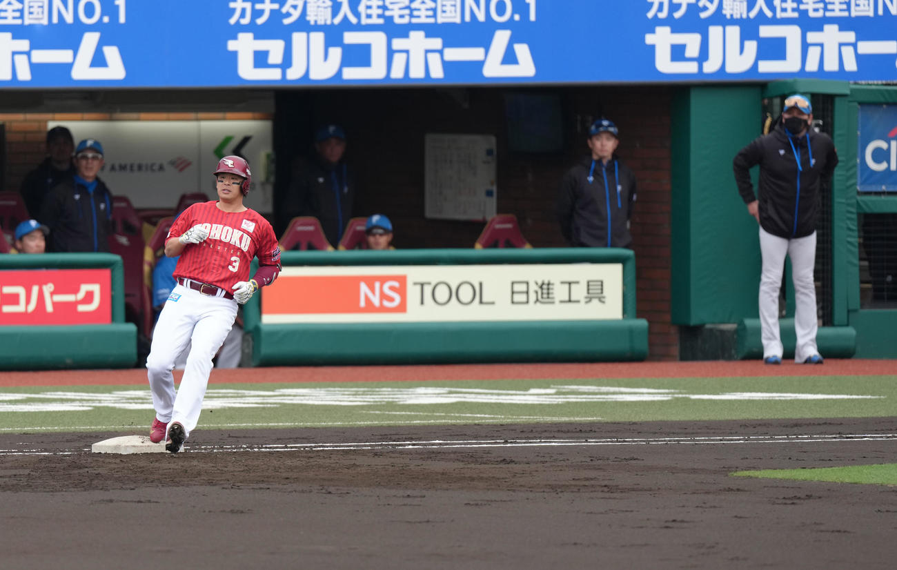 楽天対日本ハム　1回裏楽天1死二塁、浅村は通算2000安打となる右前適時打を放つ。右端は日本ハム新庄監督（撮影・足立雅史）