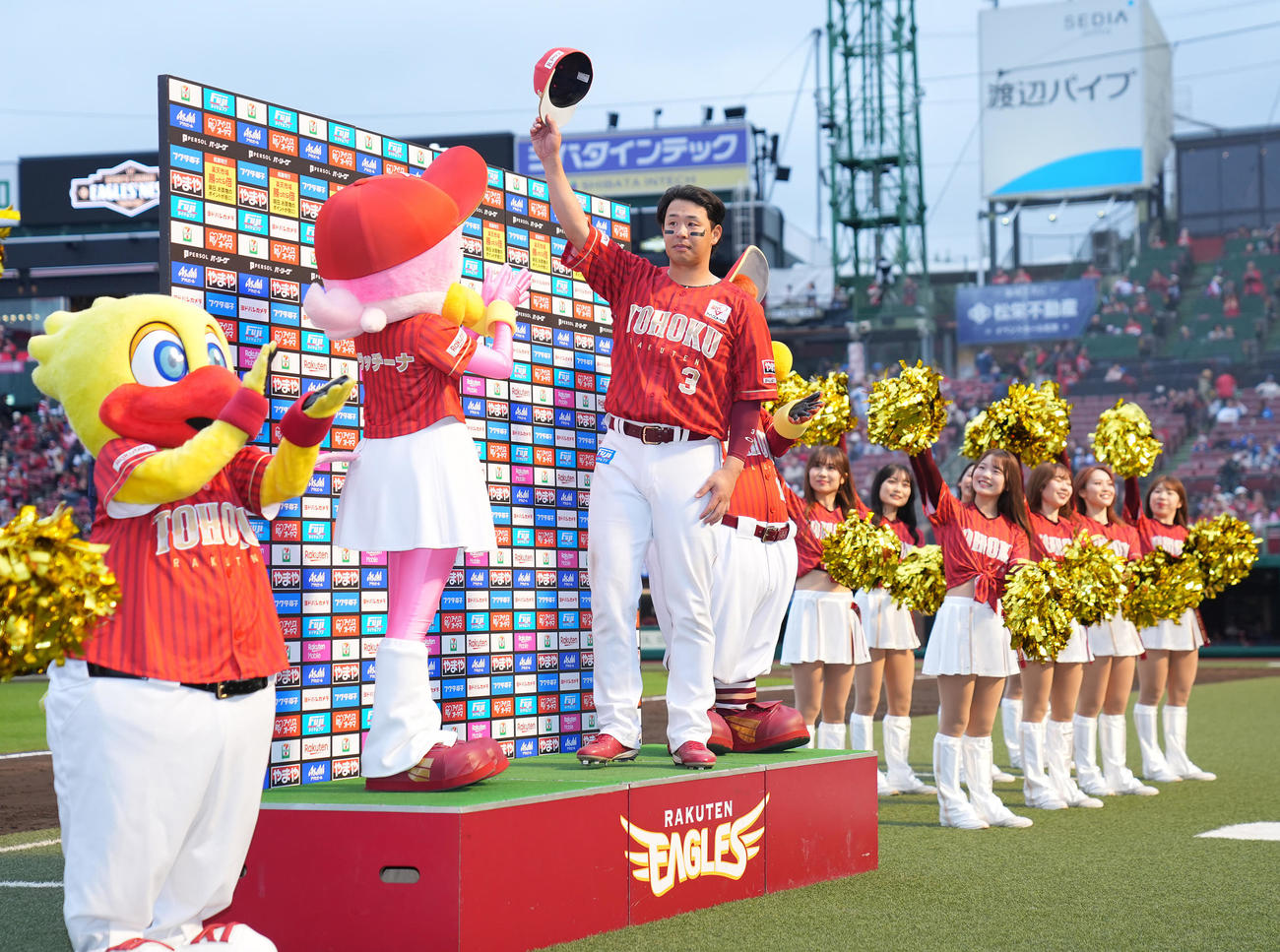 楽天対日本ハム　通算2000安打を達成しお立ち台でファンの声援に応える楽天浅村（撮影・垰建太）