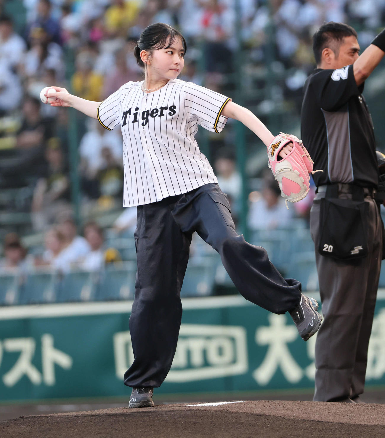 阪神対巨人　始球式のに登場した山田杏奈（撮影・西尾就之）