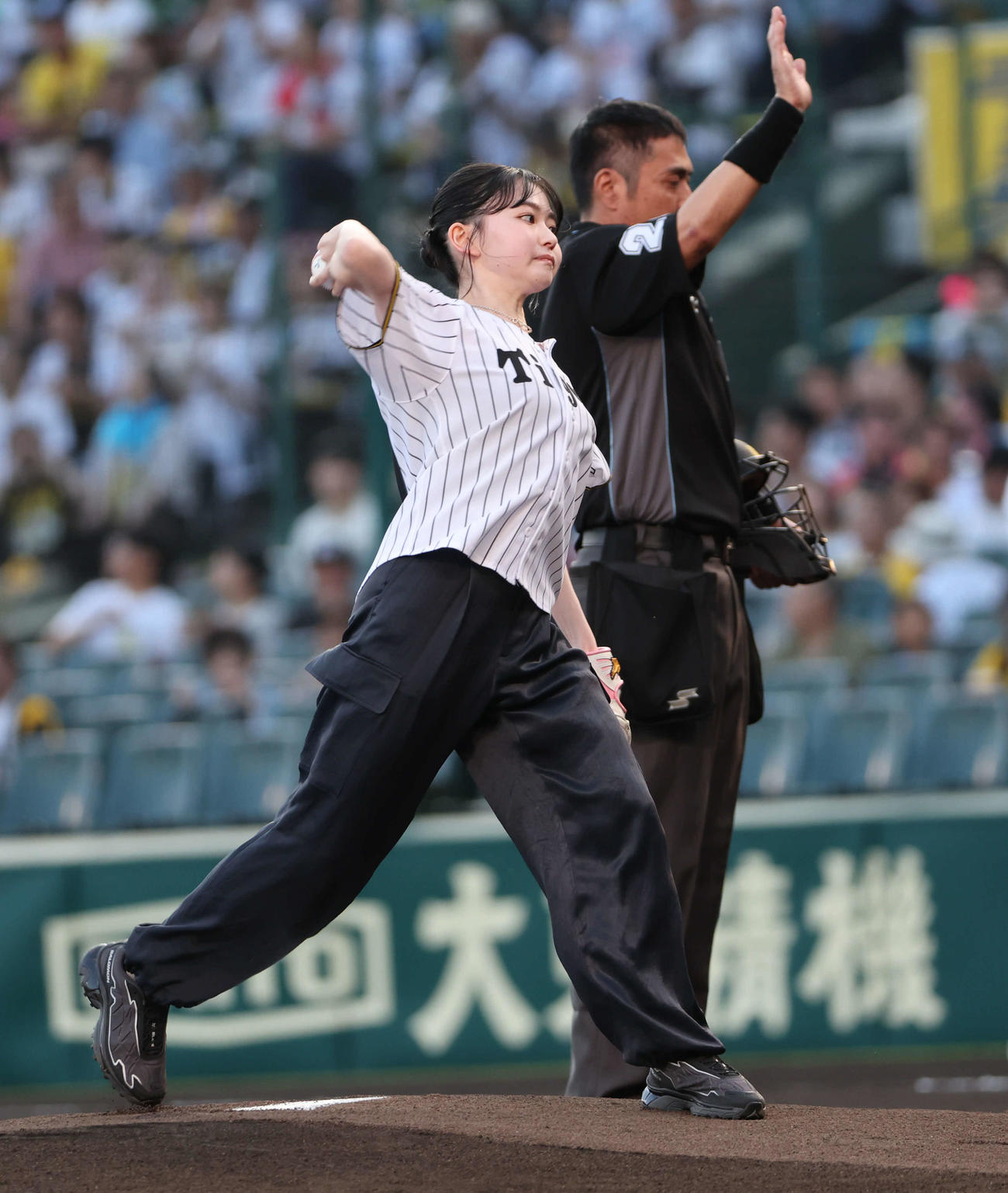 阪神対巨人　始球式のに登場した山田杏奈（撮影・西尾就之）