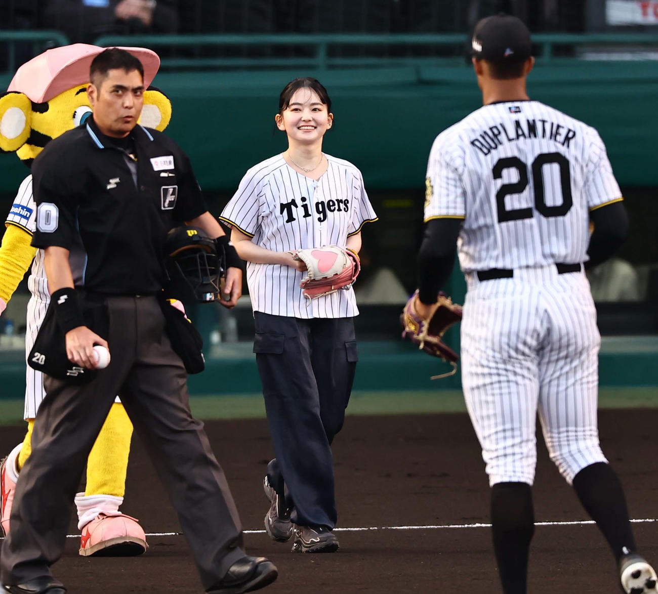 阪神対巨人　始球式で登場した俳優の山田杏奈（撮影・上田博志）