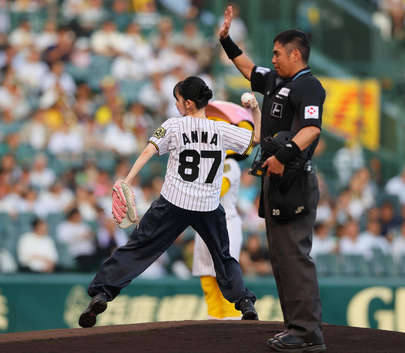 阪神対巨人　始球式で投球する山田杏奈（撮影・上山淳一）