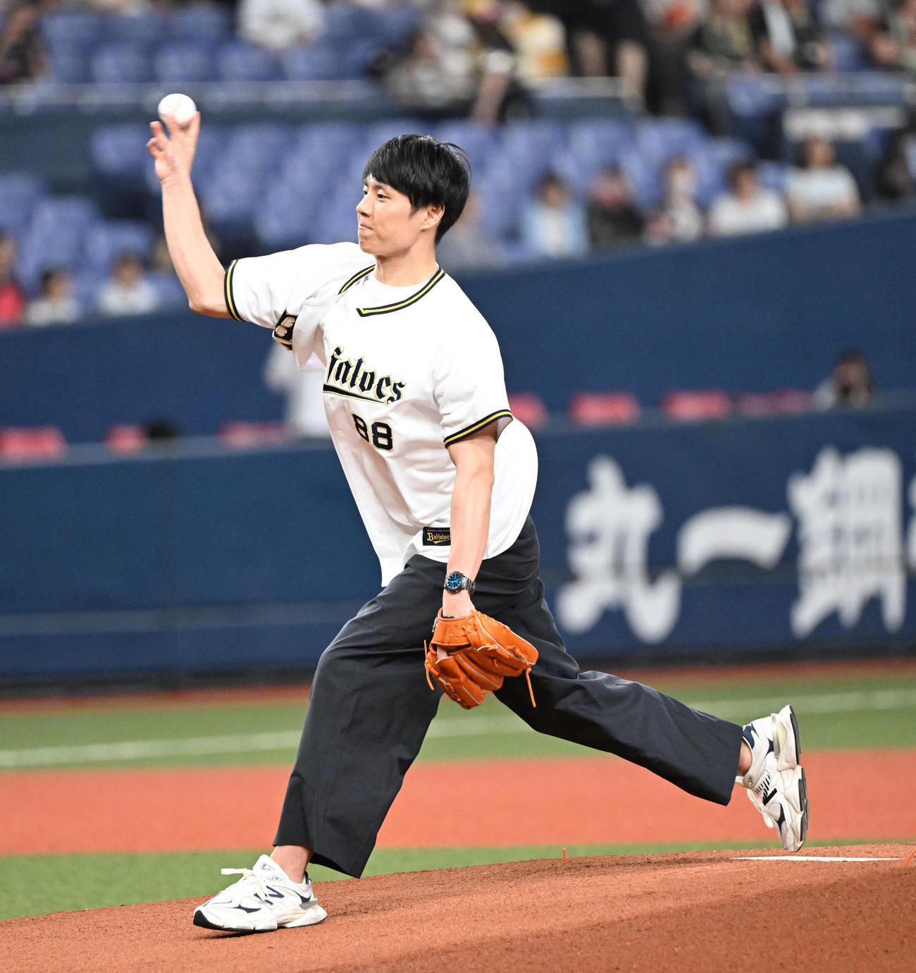 オリックス対ロッテ　始球式を務めるバスケットの大阪エヴェッサ・牧選手（撮影・和賀正仁）