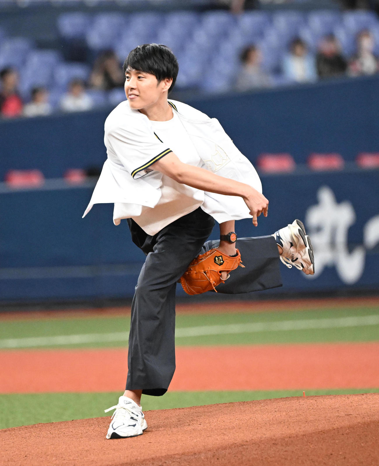 オリックス対ロッテ　始球式を務めるバスケットの大阪エヴェッサ・牧選手（撮影・和賀正仁）