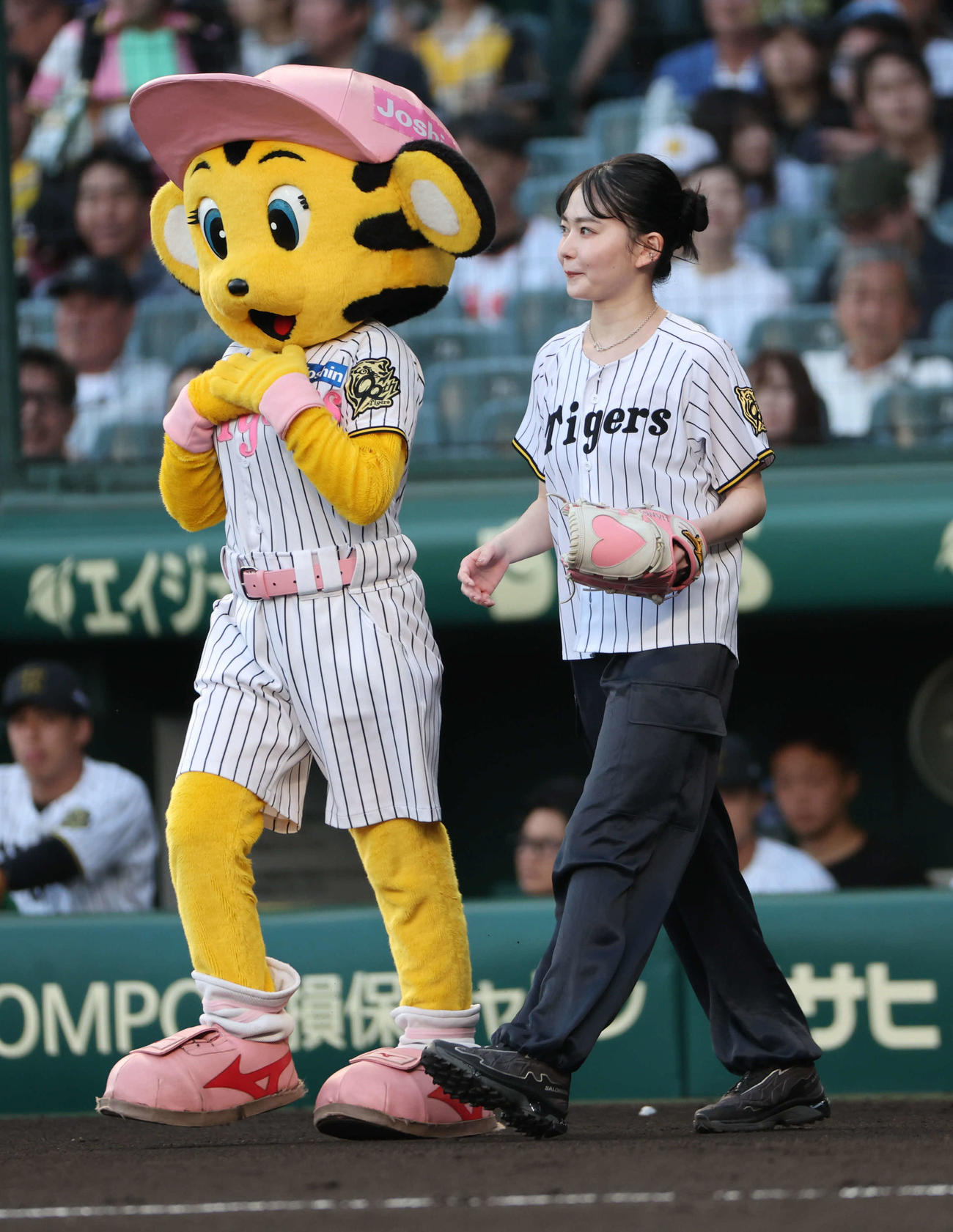 阪神対巨人　始球式のに登場した山田杏奈（撮影・西尾就之）