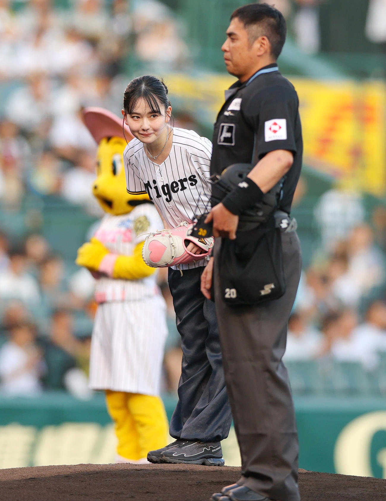 阪神対巨人　始球式に臨む山田杏奈（撮影・上山淳一）