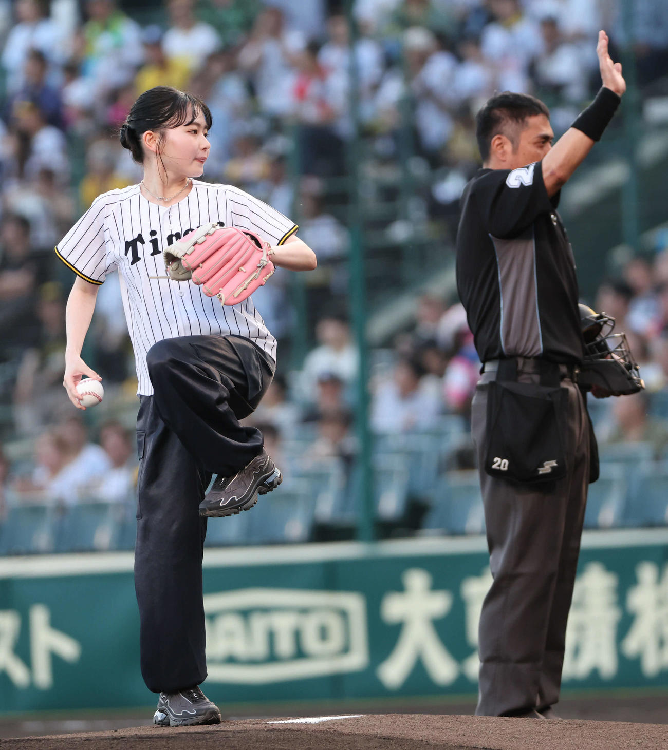 阪神対巨人　始球式のに登場した山田杏奈（撮影・西尾就之）