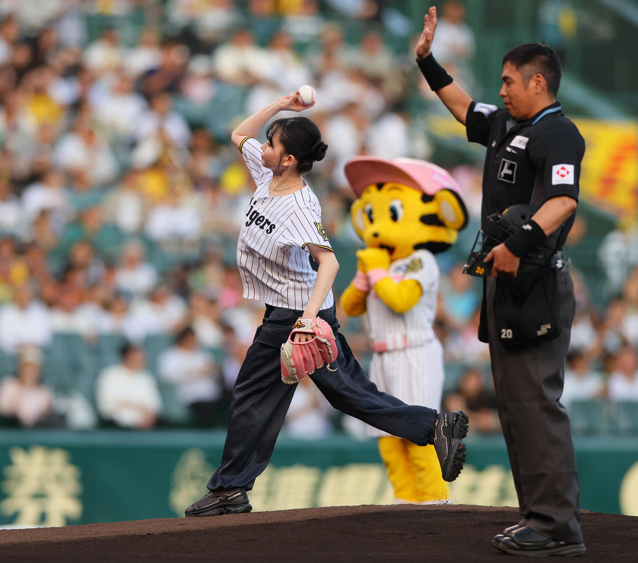 阪神対巨人　始球式で投球する山田杏奈（撮影・上山淳一）