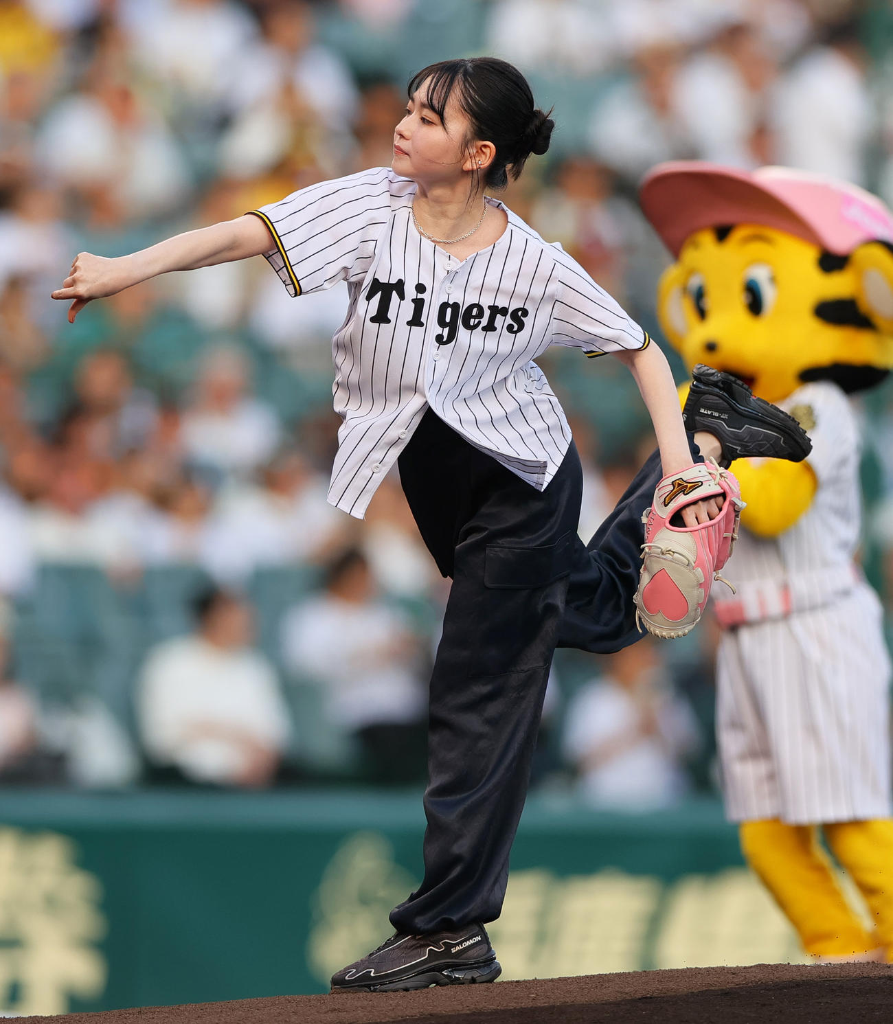 阪神対巨人　始球式で投球する山田杏奈（撮影・上山淳一）