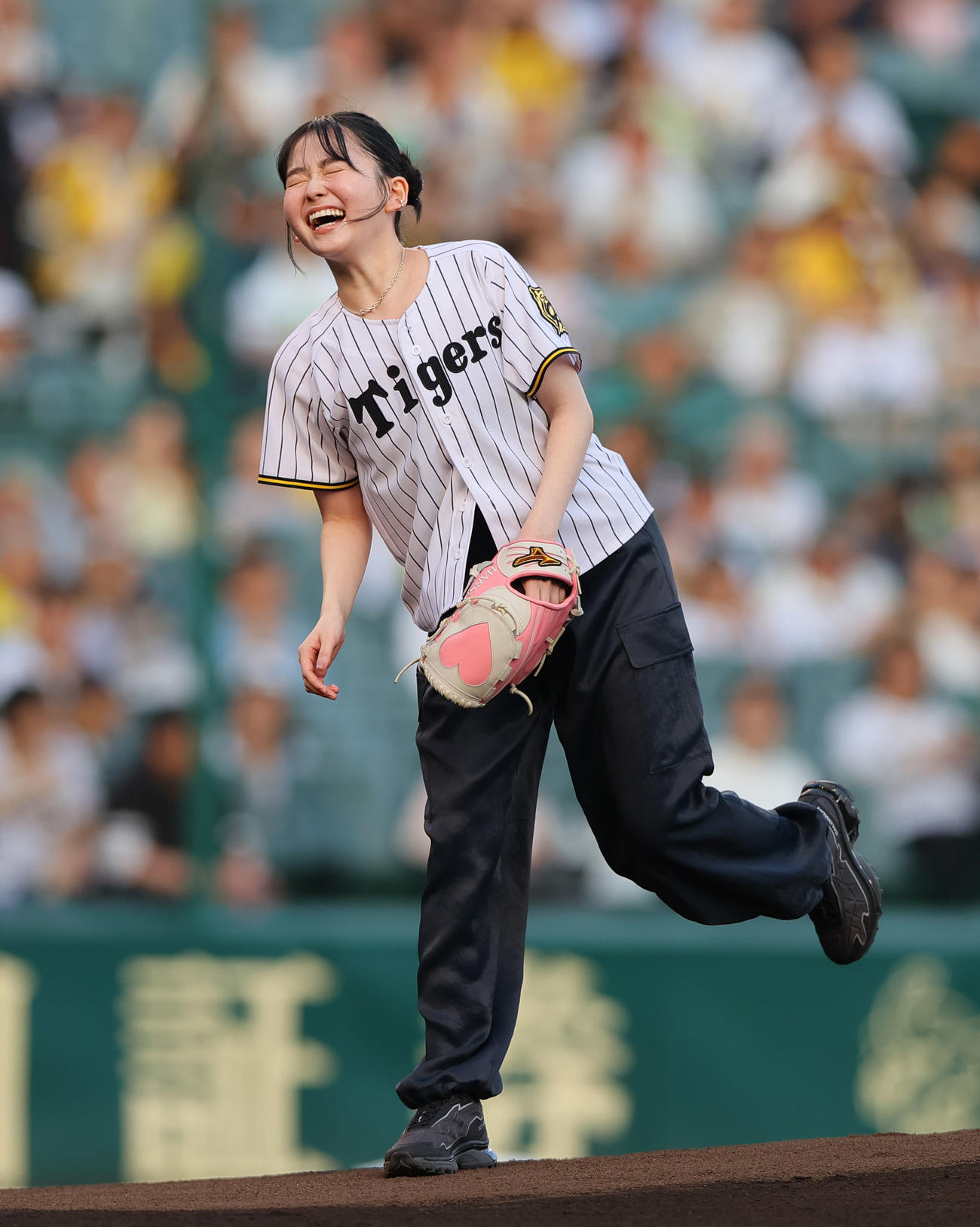阪神対巨人　始球式で投球する山田杏奈（撮影・上山淳一）
