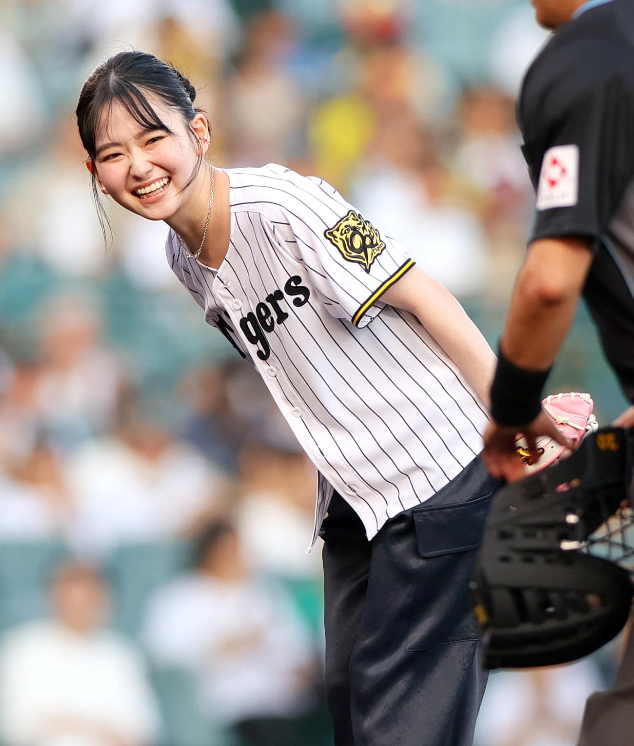 阪神対巨人　始球式を終え笑顔を見せる山田杏奈（撮影・上山淳一）