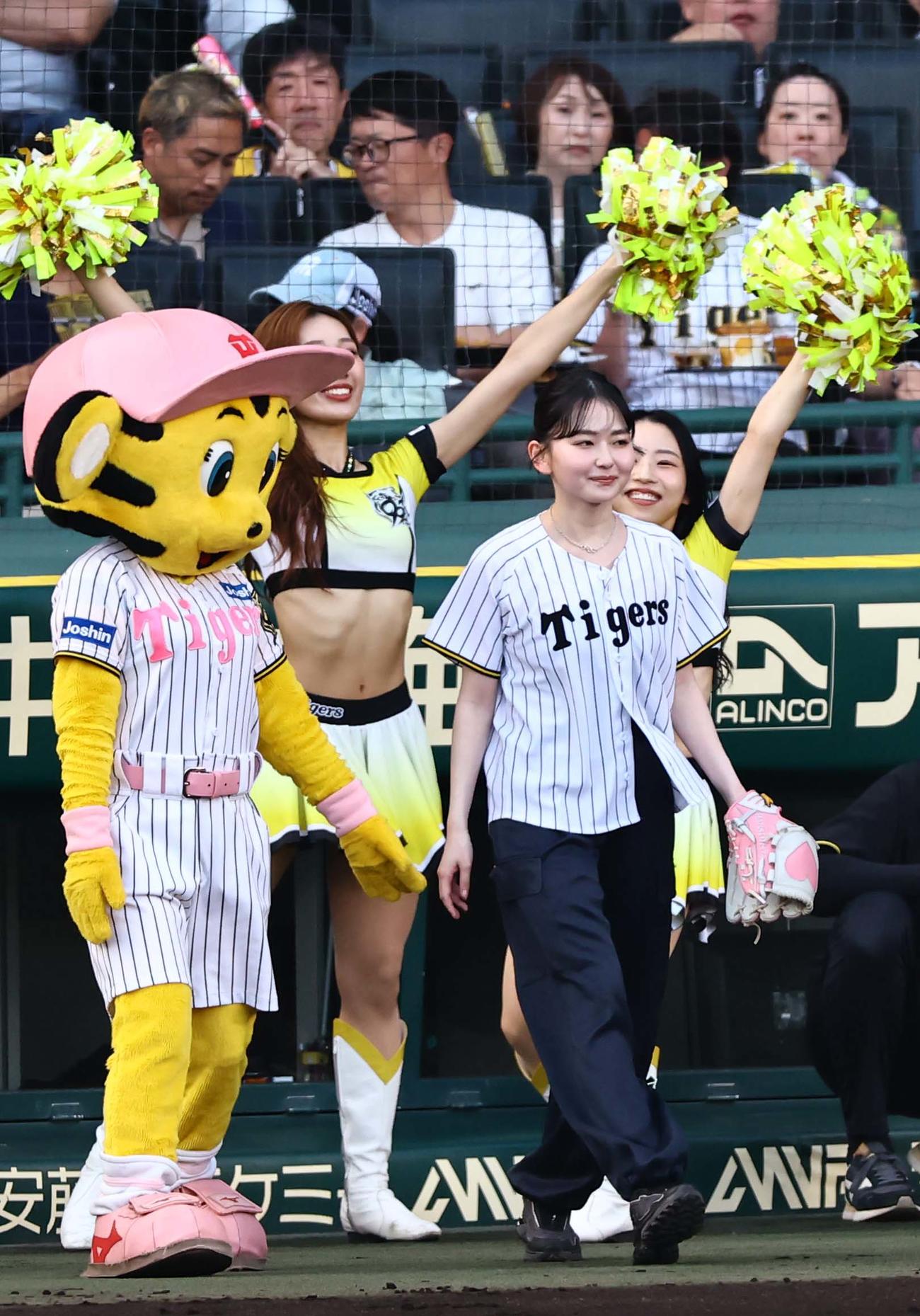 阪神対巨人　始球式で登場した俳優の山田杏奈（撮影・上田博志）