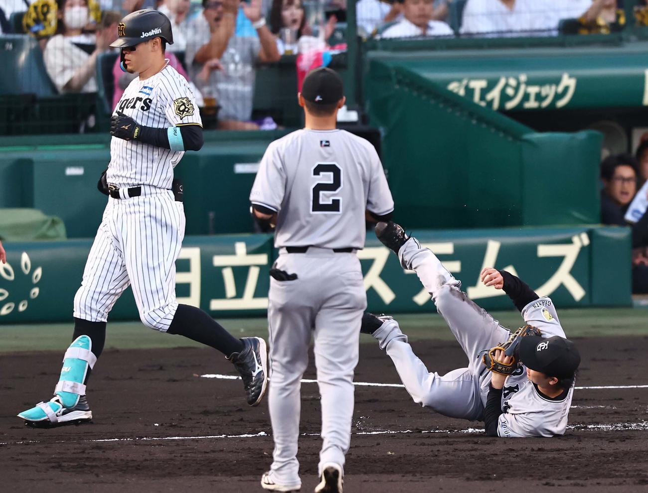 阪神対巨人　2回裏阪神無死、山崎（右）は増田陸の悪送球を捕れず佐藤輝の出塁を許す（撮影・上田博志）