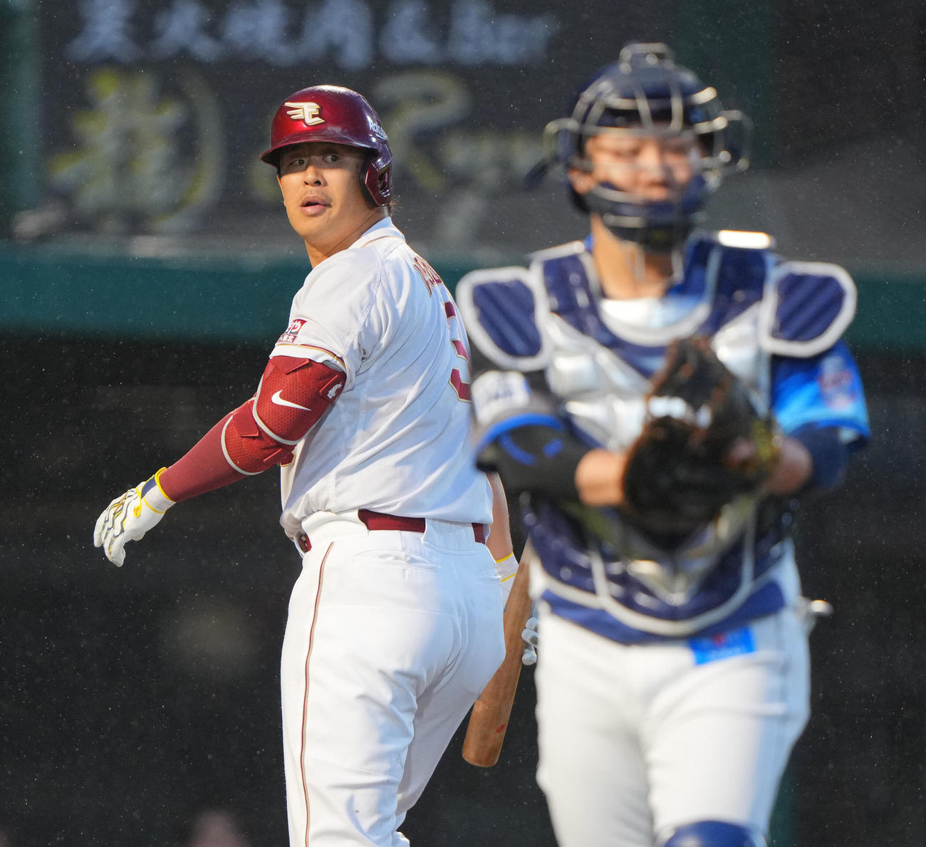 楽天対西武　2回裏楽天2死、右邪飛に倒れる浅村（撮影・垰建太）