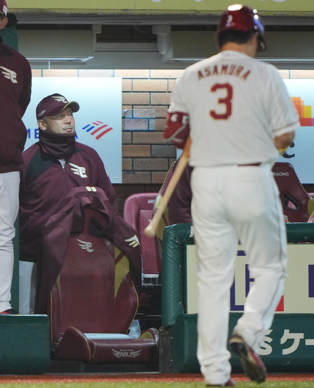 楽天対西武　5回裏楽天1死、空振り三振に倒れた浅村（3番）を横目に渋い表情の三木監督（撮影・垰建太）