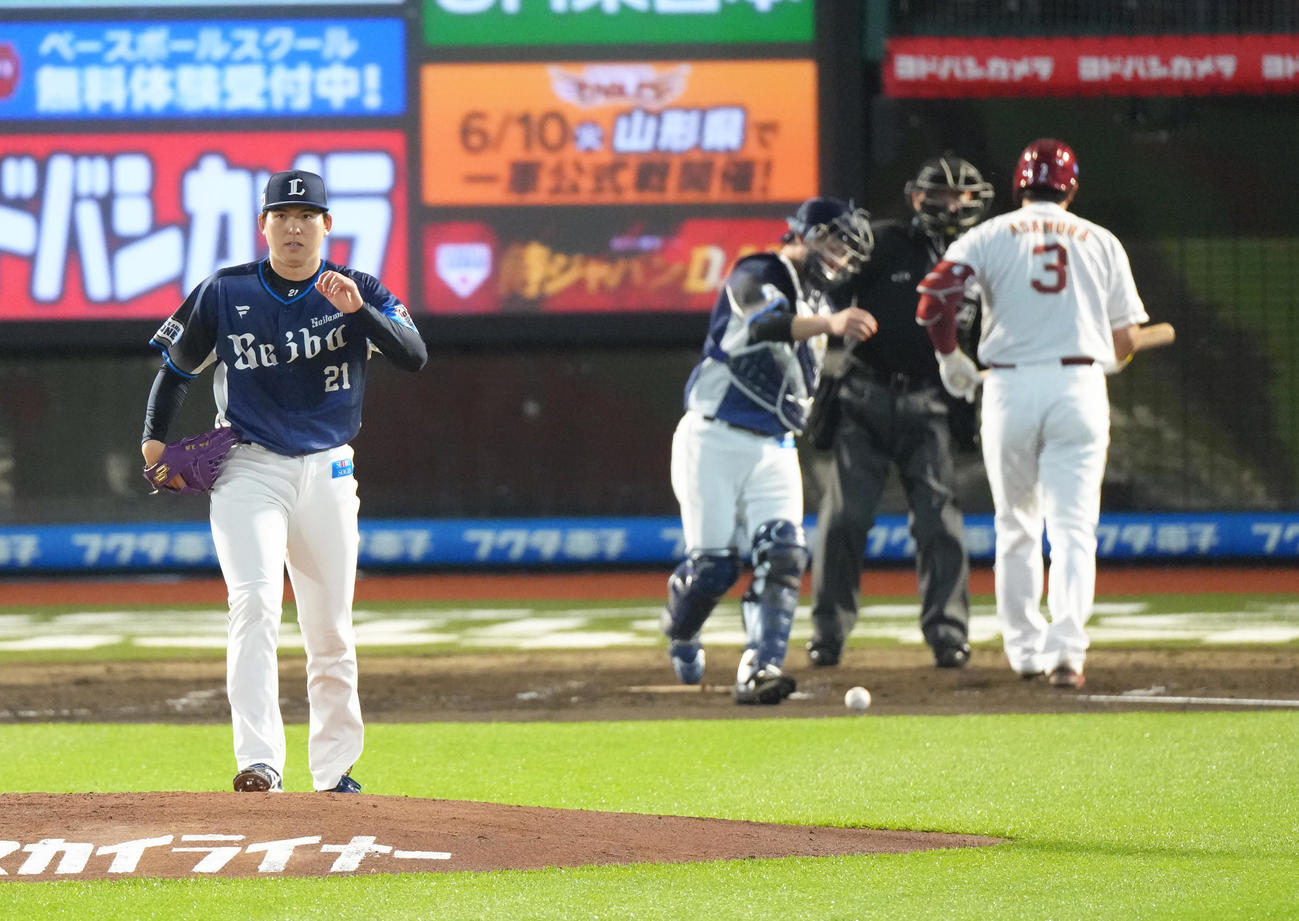 楽天対西武　5回裏楽天1死、浅村を空振り三振に仕留めた武内（撮影・足立雅史）