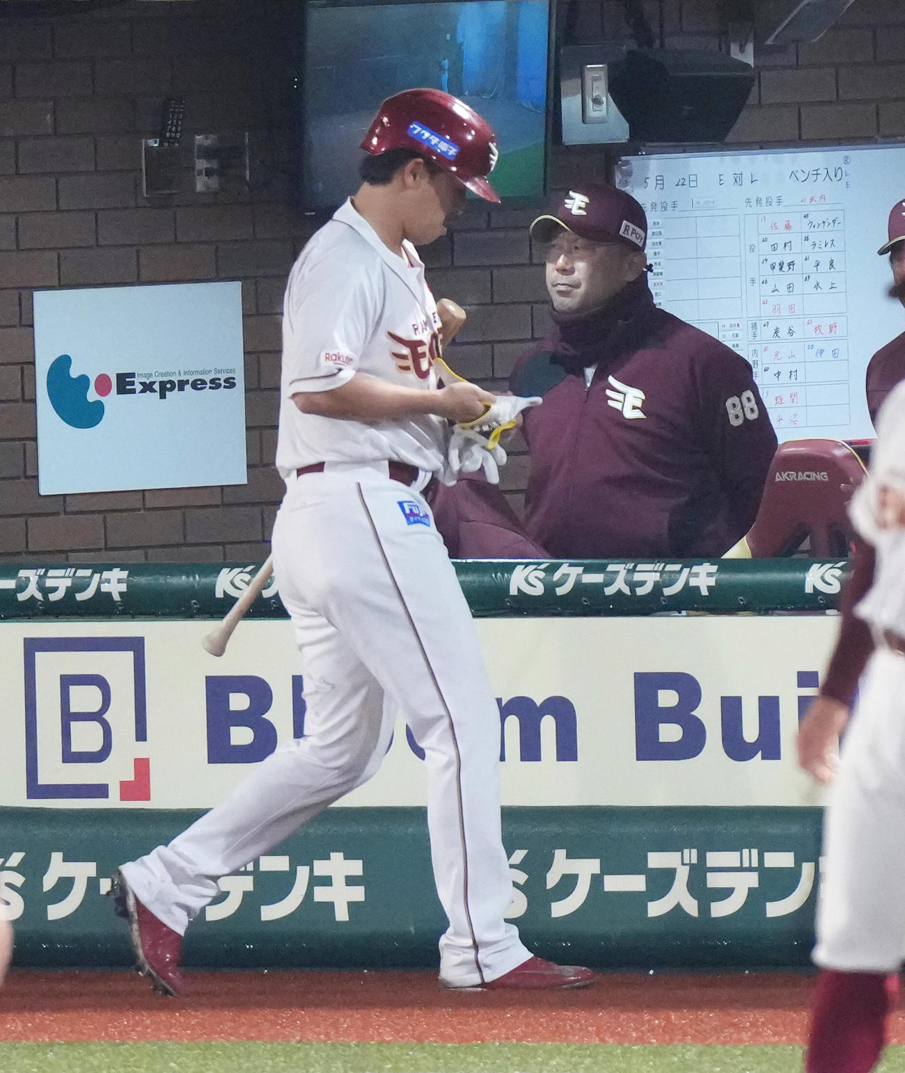楽天対西武　5回裏楽天1死、空振り三振に倒れた浅村（左）。右は三木監督（撮影・足立雅史）