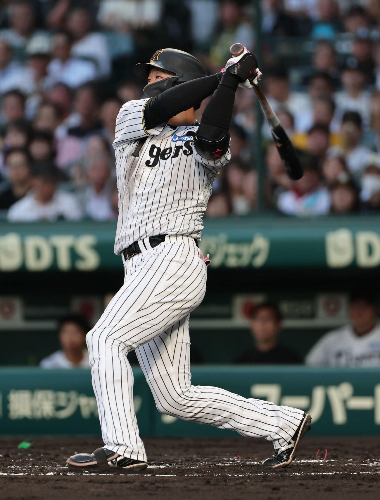 阪神対巨人　2回裏阪神無死一塁、大山は左越えに本塁打を放つ（撮影・西尾就之）