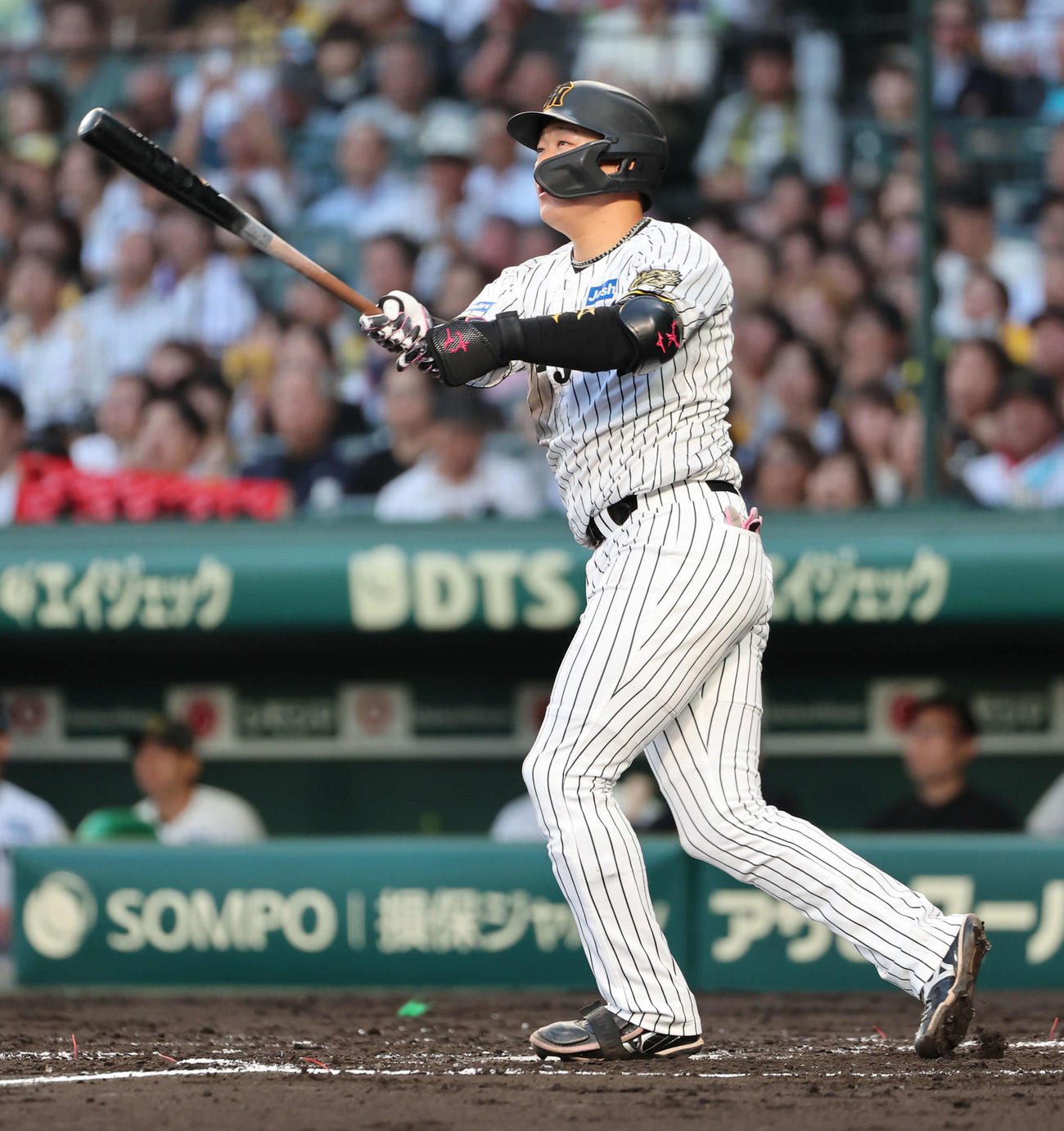 阪神対巨人　2回裏阪神無死一塁、大山は左越えに本塁打を放つ（撮影・西尾就之）