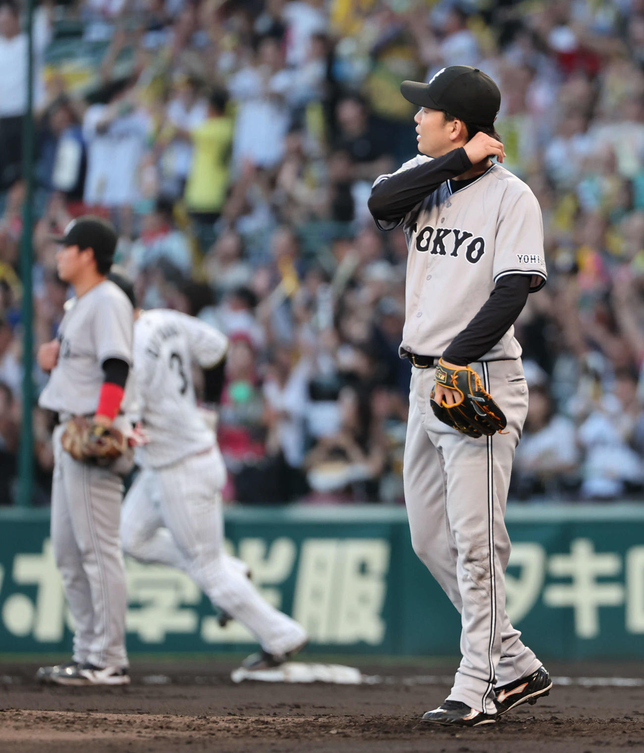 阪神対巨人　2回裏阪神無死一塁、大山（左）に本塁打を許した山崎伊（撮影・西尾就之）