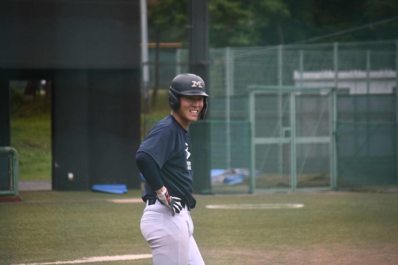 4季ぶりの優勝がかかる週末の法大戦に向けて練習する明大主将の木本（撮影・平山連）