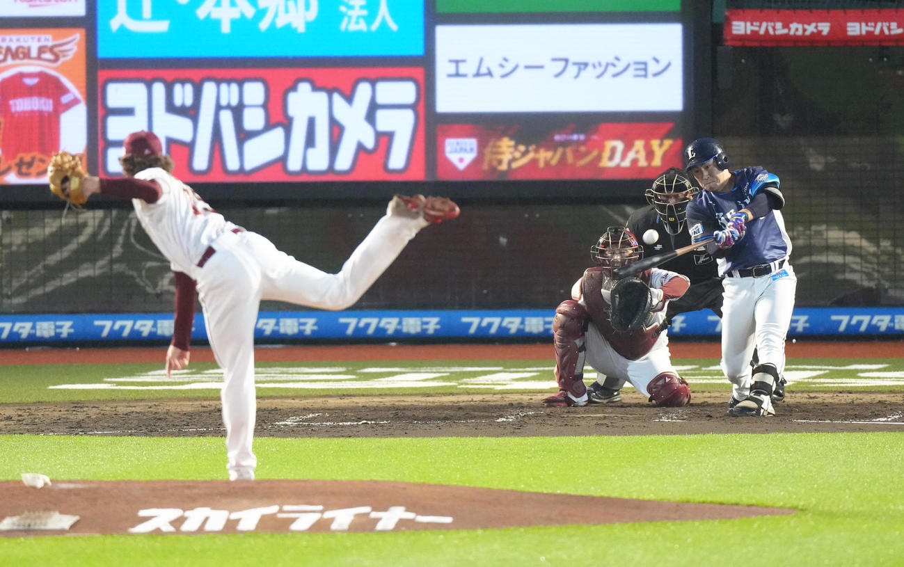 楽天対西武　4回表西武1死、渡部聖は左前打を放つ。投手ハワード（撮影・足立雅史）