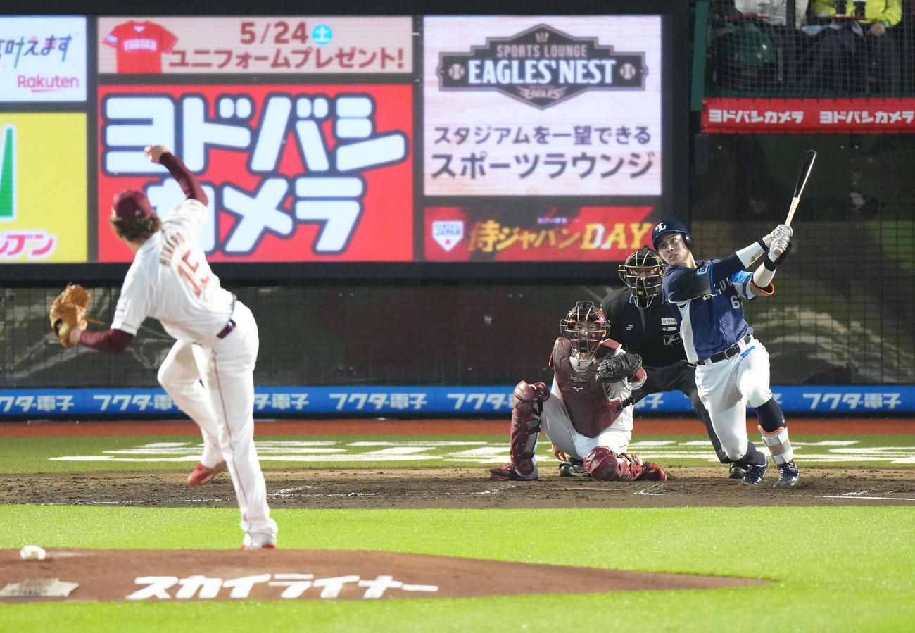 楽天対西武　5回表西武1死、長谷川は中二塁打を放つ。投手ハワード（撮影・足立雅史）