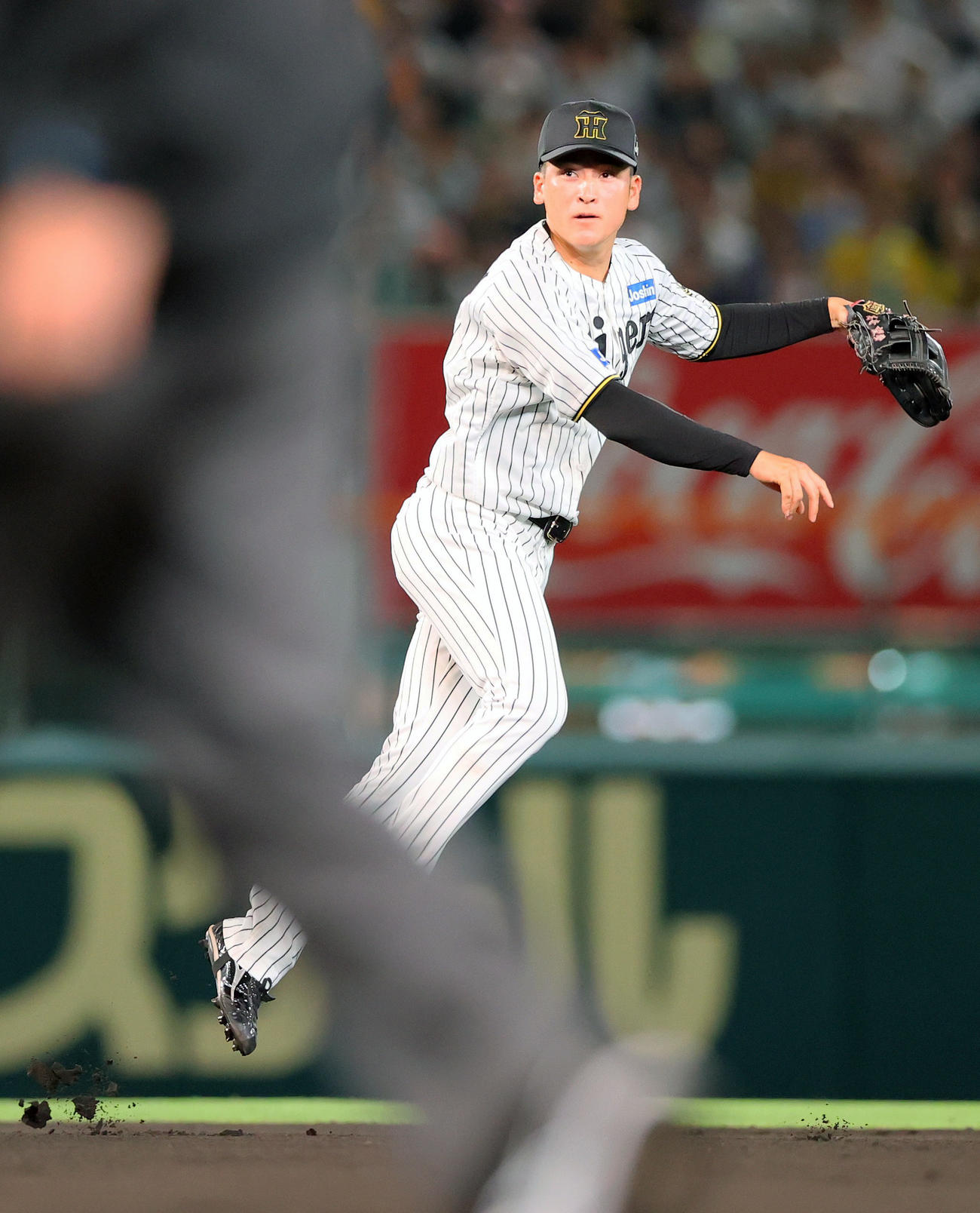 阪神対巨人　6回表巨人2死、高寺は浅野を遊ゴロに仕留める（撮影・上山淳一）