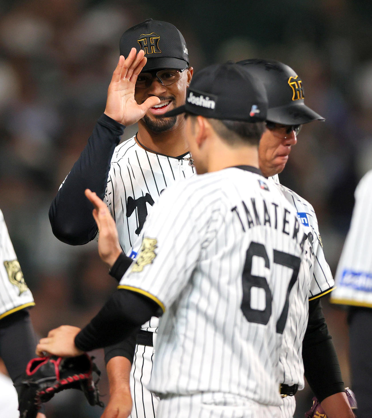 阪神対巨人　6回表巨人2死、デュプランティエ（左）は浅野の遊ゴロを好捕した高寺を笑顔で出迎える（撮影・上山淳一）