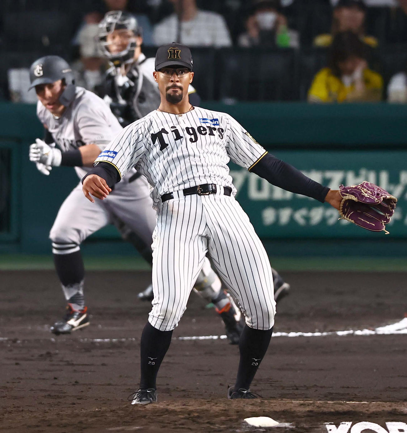 阪神対巨人　6回表巨人2死、浅野を遊ゴロに打ち取ったデュプランティエは高寺の守備を見守る（撮影・上田博志）