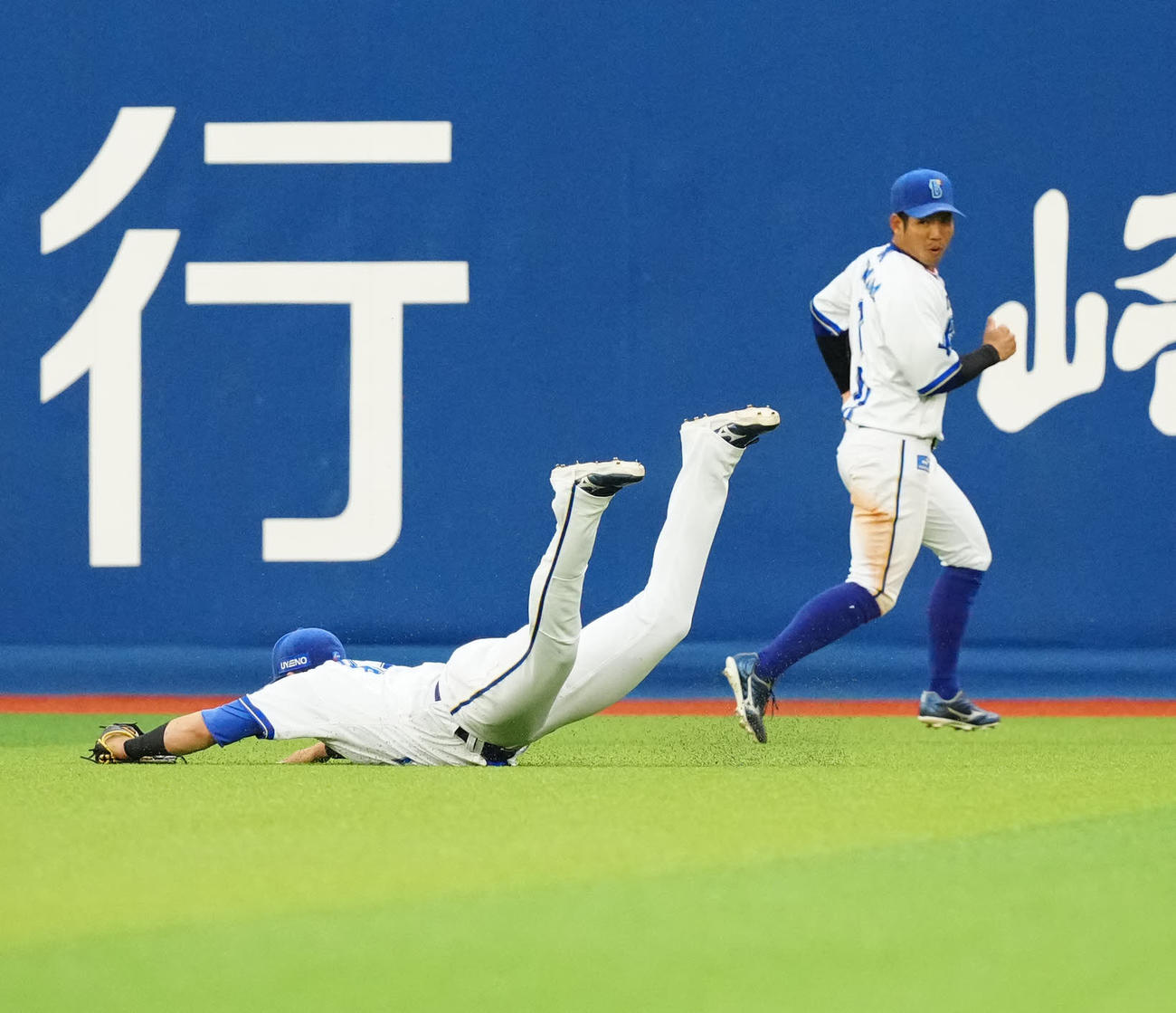 DeNA対中日　4回表中日無死、右飛となった田中の打球を好捕した蝦名（撮影・江口和貴）